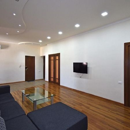 Tumanyan Street 3 Bedroom Deluxe Apartment With Large Balcony Tm662 예레반 외부 사진