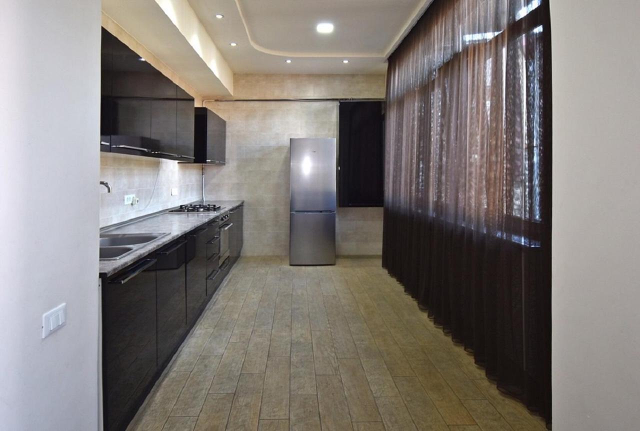 Tumanyan Street 3 Bedroom Deluxe Apartment With Large Balcony Tm662 예레반 외부 사진