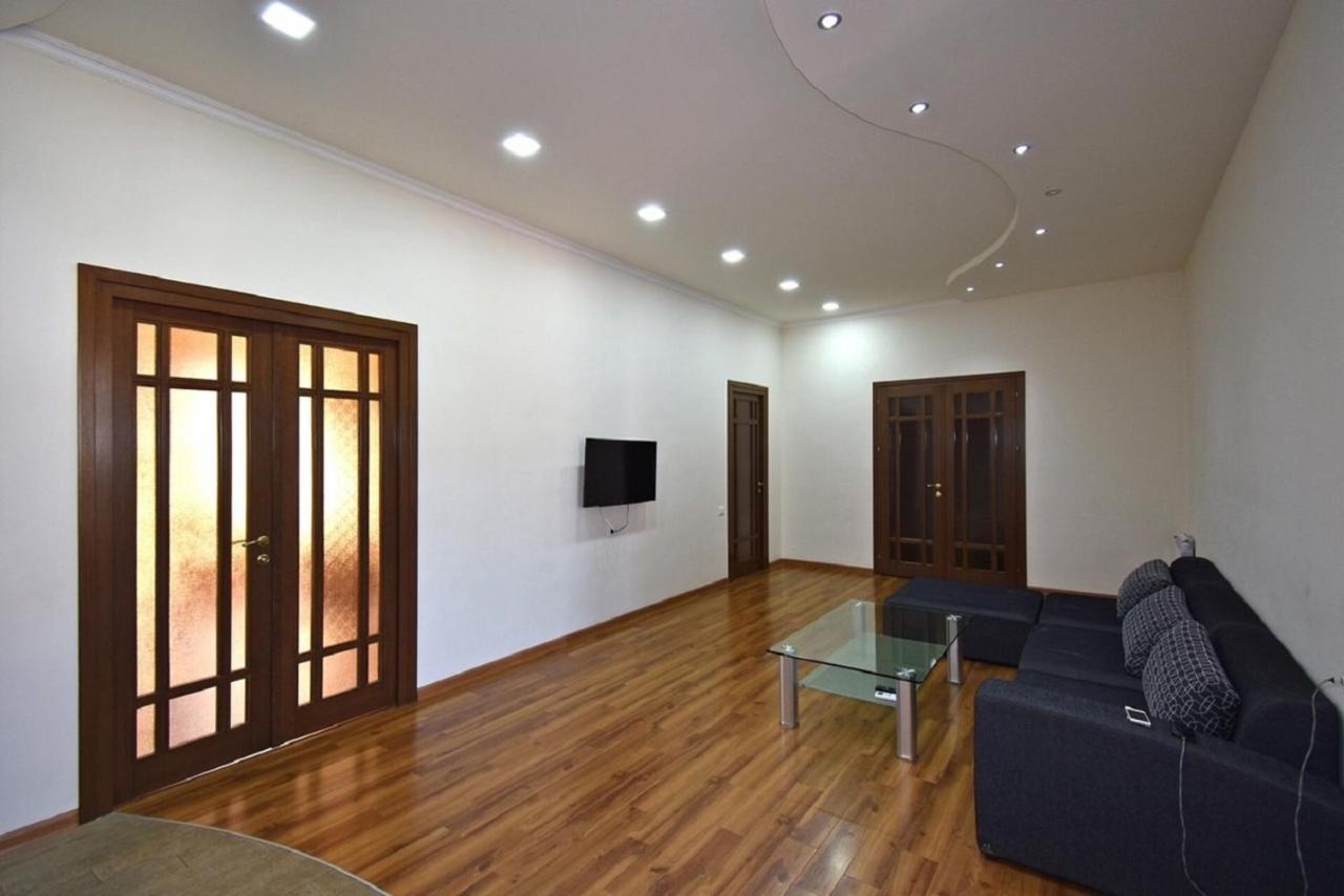 Tumanyan Street 3 Bedroom Deluxe Apartment With Large Balcony Tm662 예레반 외부 사진