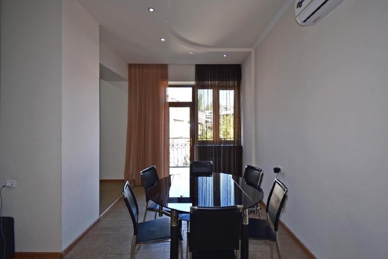 Tumanyan Street 3 Bedroom Deluxe Apartment With Large Balcony Tm662 예레반 외부 사진