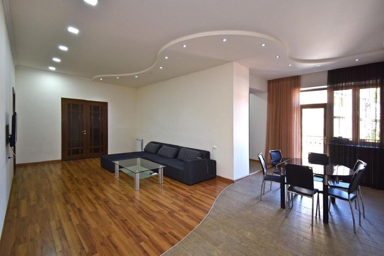 Tumanyan Street 3 Bedroom Deluxe Apartment With Large Balcony Tm662 예레반 외부 사진