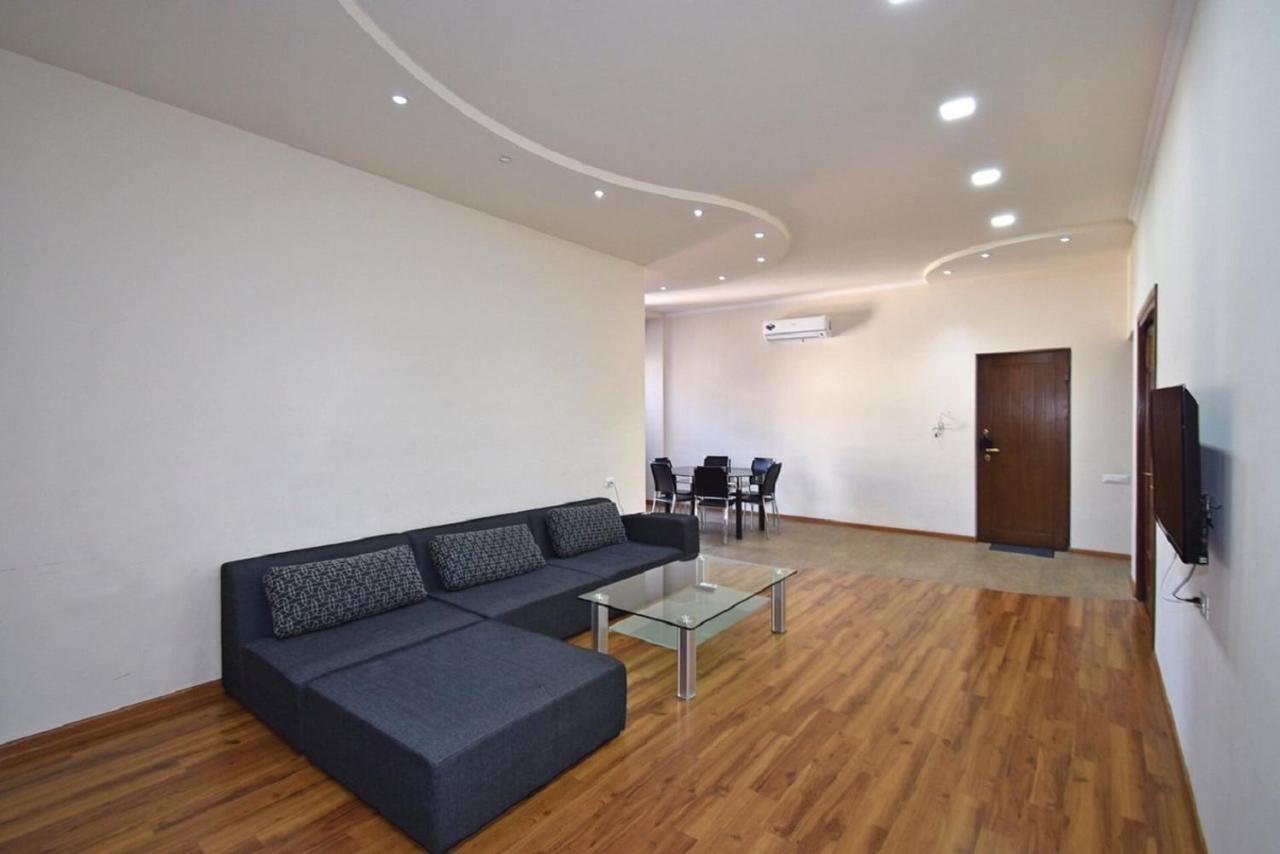 Tumanyan Street 3 Bedroom Deluxe Apartment With Large Balcony Tm662 예레반 외부 사진