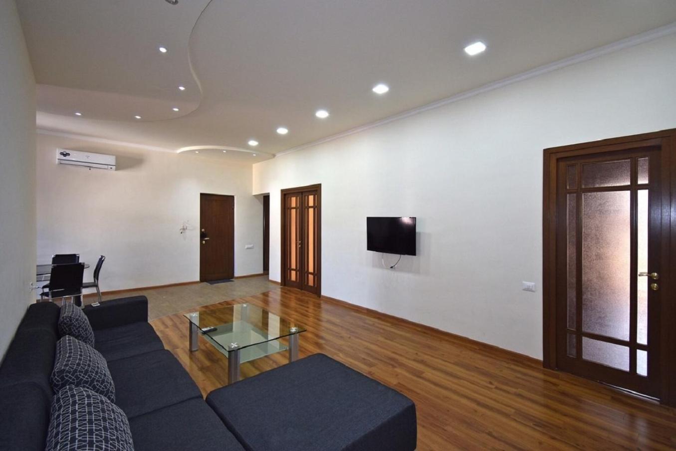 Tumanyan Street 3 Bedroom Deluxe Apartment With Large Balcony Tm662 예레반 외부 사진