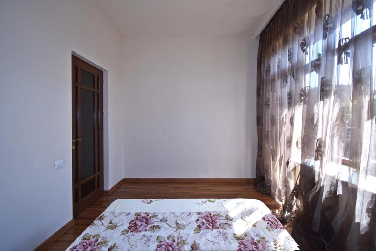 Tumanyan Street 3 Bedroom Deluxe Apartment With Large Balcony Tm662 예레반 외부 사진