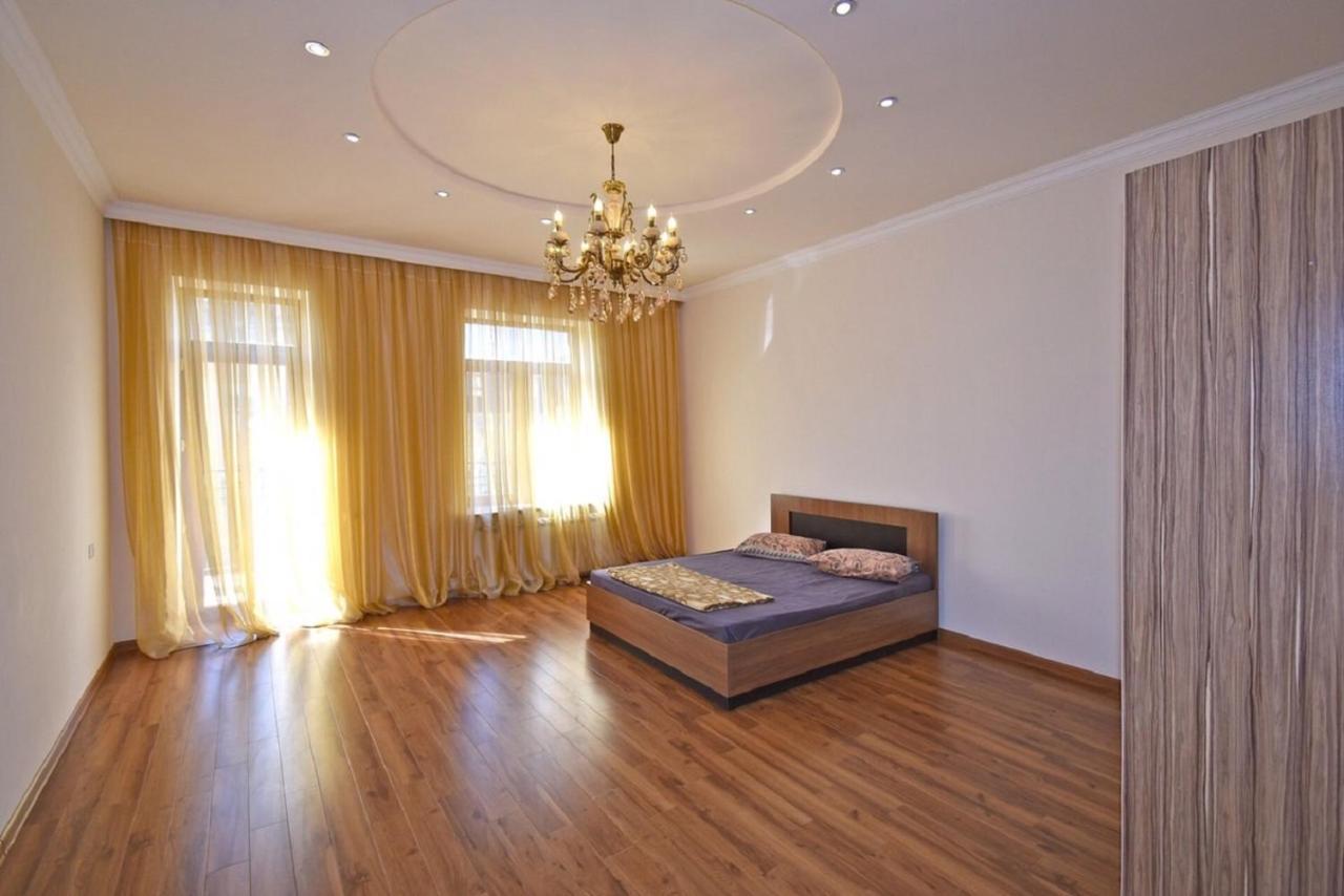 Tumanyan Street 3 Bedroom Deluxe Apartment With Large Balcony Tm662 예레반 외부 사진