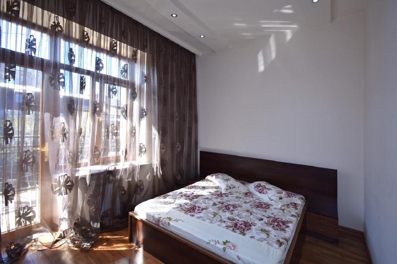 Tumanyan Street 3 Bedroom Deluxe Apartment With Large Balcony Tm662 예레반 외부 사진