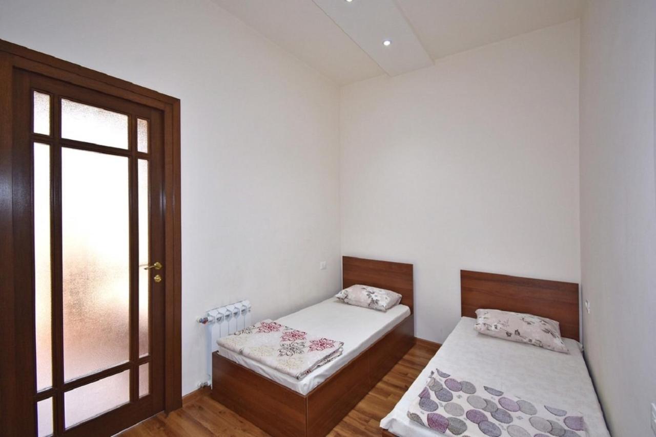 Tumanyan Street 3 Bedroom Deluxe Apartment With Large Balcony Tm662 예레반 외부 사진