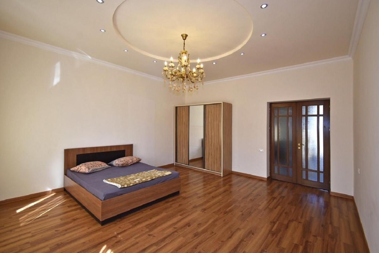 Tumanyan Street 3 Bedroom Deluxe Apartment With Large Balcony Tm662 예레반 외부 사진